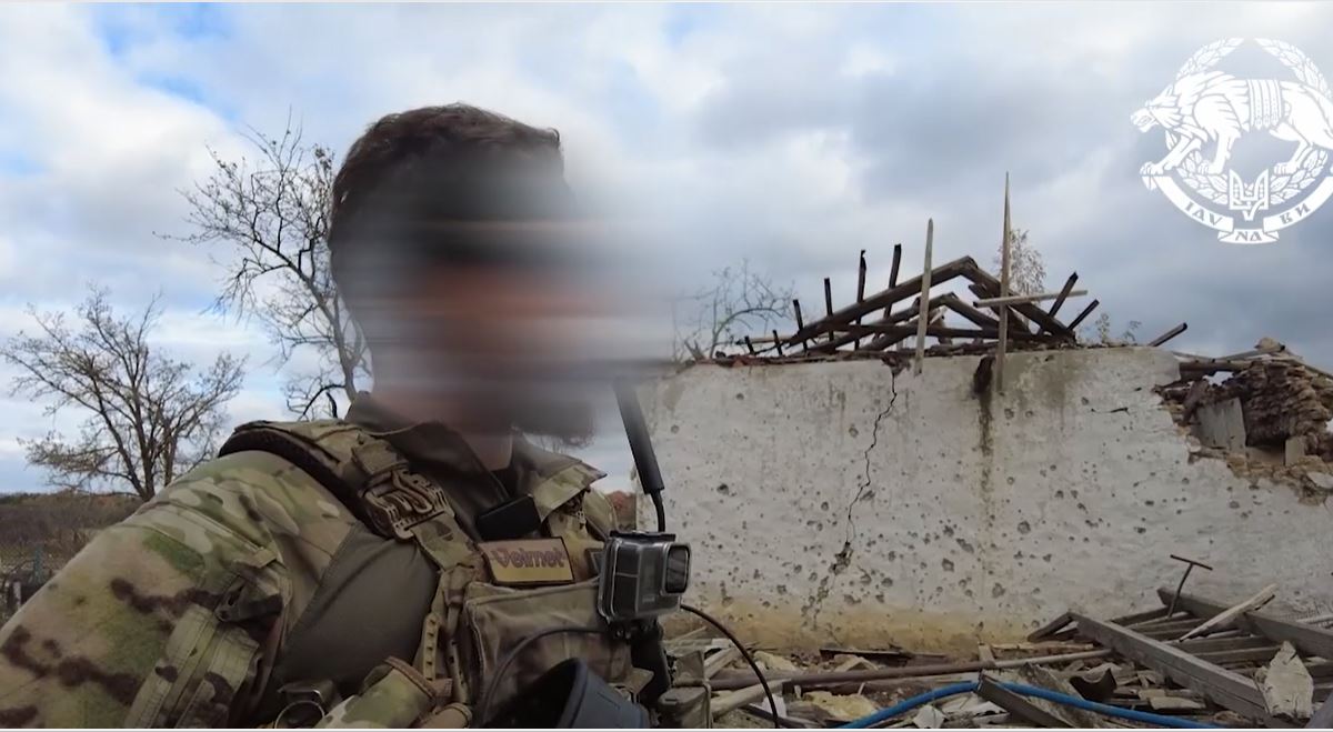 В кращих традиціях “морських котиків” звільняли село на Херсонщині. Бійці на човнах, а передова група прокладала свій шлях по дну річки (ВІДЕО)