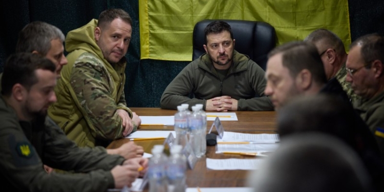 Зеленський сьогодні відвідав і Миколаїв –  йому показали гуманітарний штаб, який роздає продукти, одяг, медикаменти й будівельні матеріали – мільйони тонн (ФОТО)