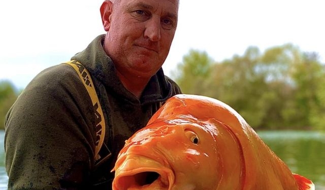 Британець спіймав гігантську “золоту” рибку (ФОТО, ВІДЕО)