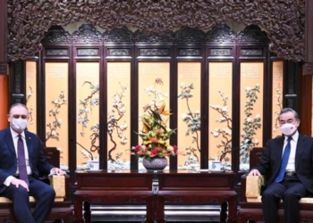 Очільник МЗС Китаю зустрівся з послом рф і заявив, що “обидві країни не згодні  з політикою грубої сили”