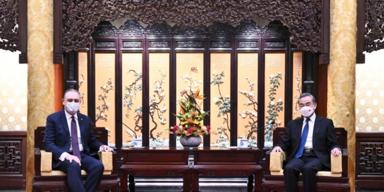 Очільник МЗС Китаю зустрівся з послом рф і заявив, що “обидві країни не згодні  з політикою грубої сили”