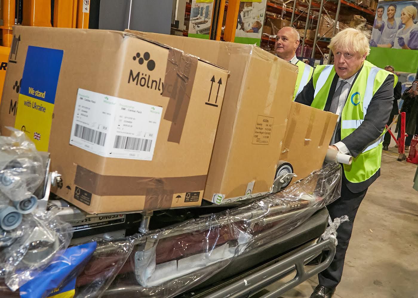 Борис Джонсон сьогодні вантажив ліжка і наркозні апарати для лікарні в Херсоні (ФОТО)