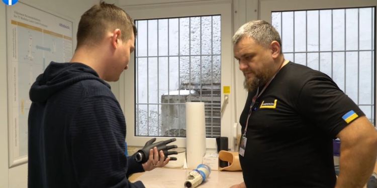 У Львові встановили біонічну руку бойовому медику, який втратив свою на фронті (ВІДЕО)