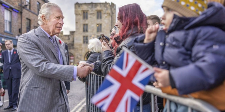Що сказав король Чарльз ІІІ після того, як у нього кинули яйцями (ФОТО)