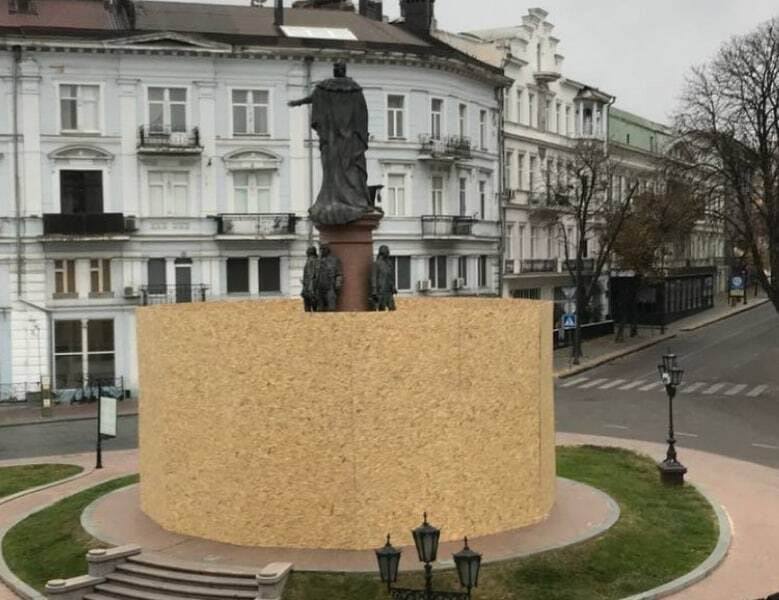 Колись там був фонтан. Що буде на місці пам’ятника Катерині II в Одесі після демонтажу