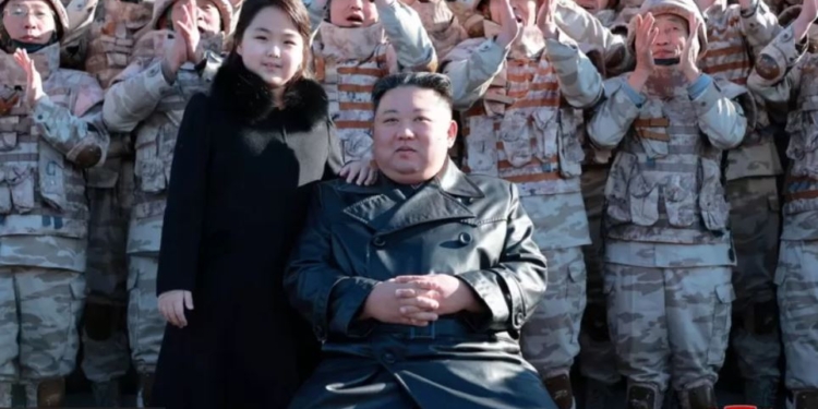 На фоні ракети. Кім Чен Ин вдруге за тиждень показав свою доньку. Вона наступниця? (ФОТО)