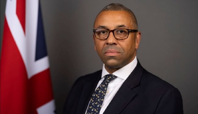 В Київ прибув очільник МЗС Британії. З подарунками