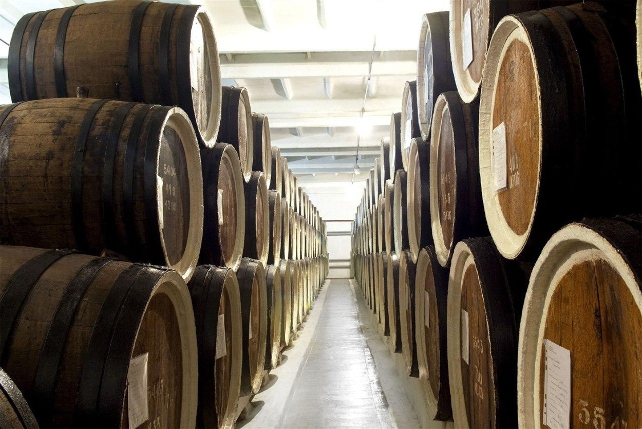 Рашисти в Новій Каховці грабують коньячний завод “Таврія” – вивозять обладнання та колекційні спирти