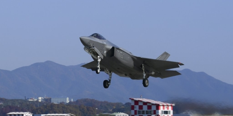 Війна нервів. Північна Корея підняла в повітря 180 літаків, Південна – 80