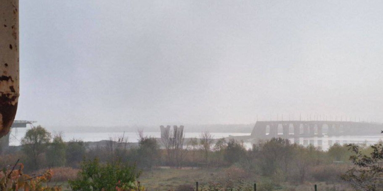 Під час відступу рашисти підірвали Антонівський міст – його частина впала (ФОТО, додано ВІДЕО)