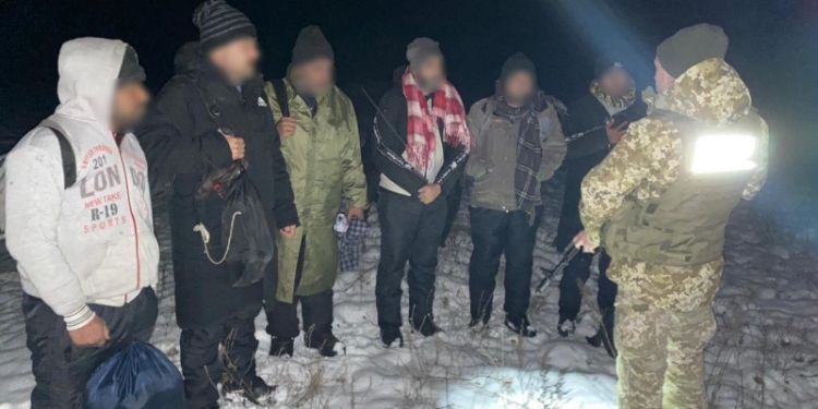 Білоруські силовики привезли на кордон з Україною групу нелегалів (ФОТО, ВІДЕО)