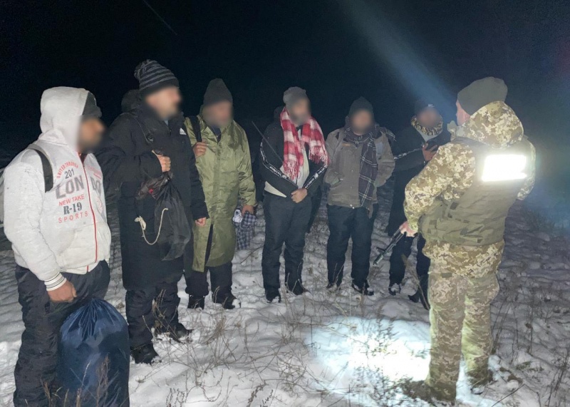 Білоруські силовики привезли на кордон з Україною групу нелегалів (ФОТО, ВІДЕО)