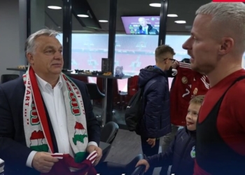 Прем’єр Угорщини Орбан вляпався в черговий скандал через шарф з картою «Великої Угорщини», з частинами України і Румунії (ВІДЕО)