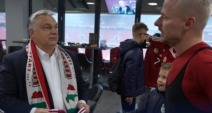 Прем’єр Угорщини Орбан вляпався в черговий скандал через шарф з картою «Великої Угорщини», з частинами України і Румунії (ВІДЕО)