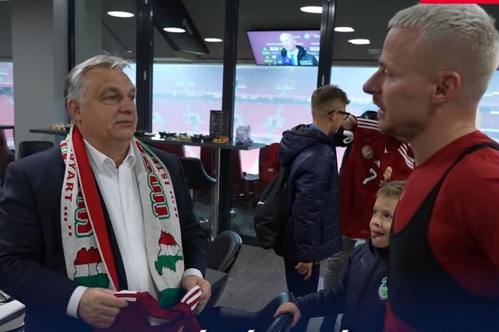 Прем'єр Угорщини Орбан вляпався в черговий скандал через шарф з картою «Великої Угорщини», з частинами України і Румунії (ВІДЕО) 1