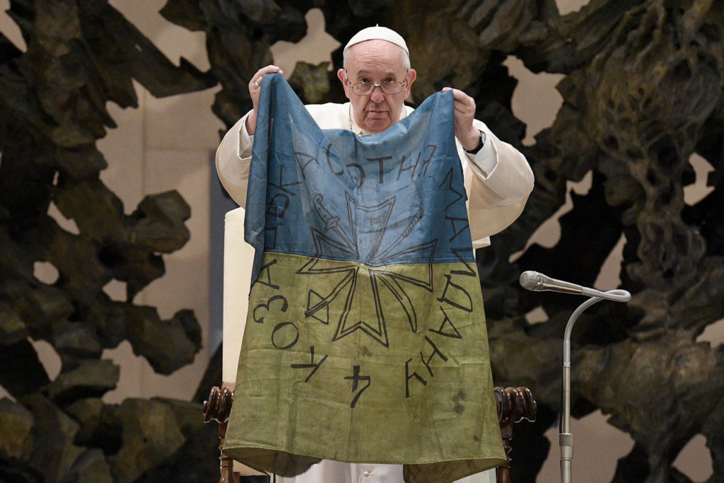 "Світ відкрив для себе сміливий і сильний народ, який страждає і молиться, плаче і бореться", - Папа написав листа українцям 1