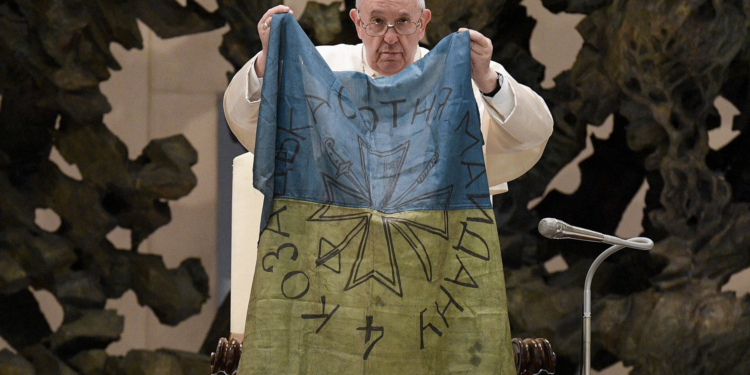 “Світ відкрив для себе сміливий і сильний народ, який страждає і молиться, плаче і бореться”, – Папа написав листа українцям