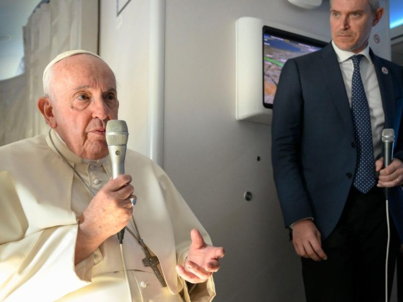 Папа Римський упевнений, що війну в Україні “не вирішити зброєю”
