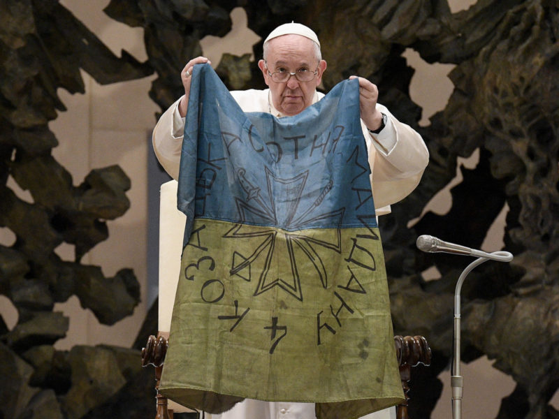 “Світ відкрив для себе сміливий і сильний народ, який страждає і молиться, плаче і бореться”, – Папа написав листа українцям