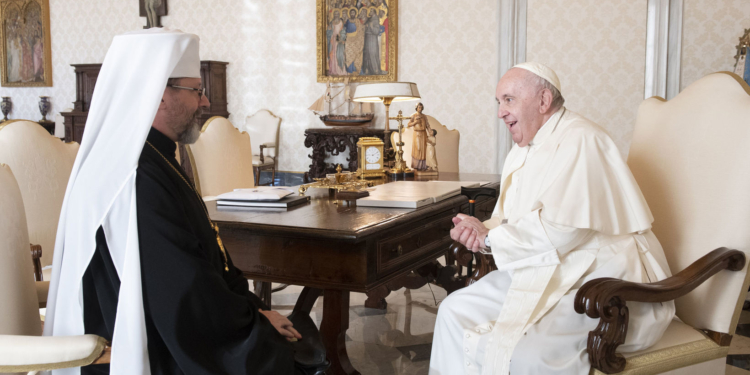 Глава УГКЦ Святослав привіз Папі в Рим уламок “гуманної” російської міни (ФОТО, ВІДЕО)