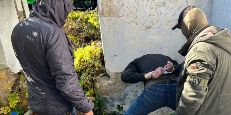 СБУ схопила диверсанта – він готував вибухи на півдні, а допомагав йому колишній поліцейський (ФОТО, ВІДЕО)