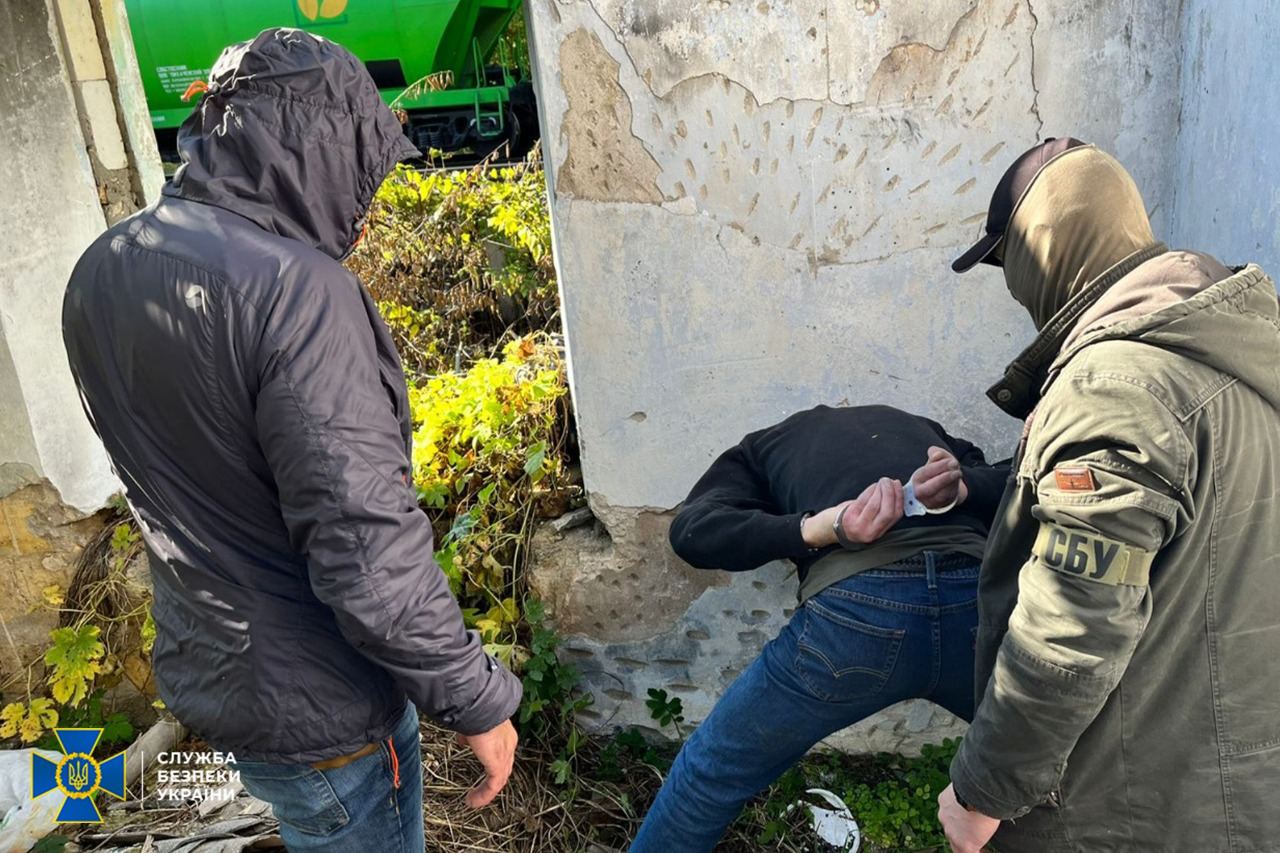 СБУ схопила диверсанта – він готував вибухи на півдні, а допомагав йому колишній поліцейський (ФОТО, ВІДЕО)
