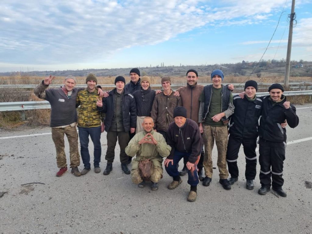 З полону звільнили 107 українських захисників - медиків, захисників Маріуполя, моряка зі Зміїного 4