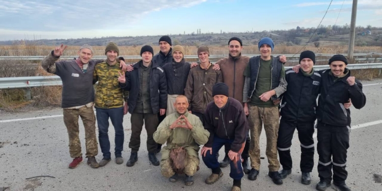 З полону звільнили 107 українських захисників – медиків, захисників Маріуполя, моряка зі Зміїного
