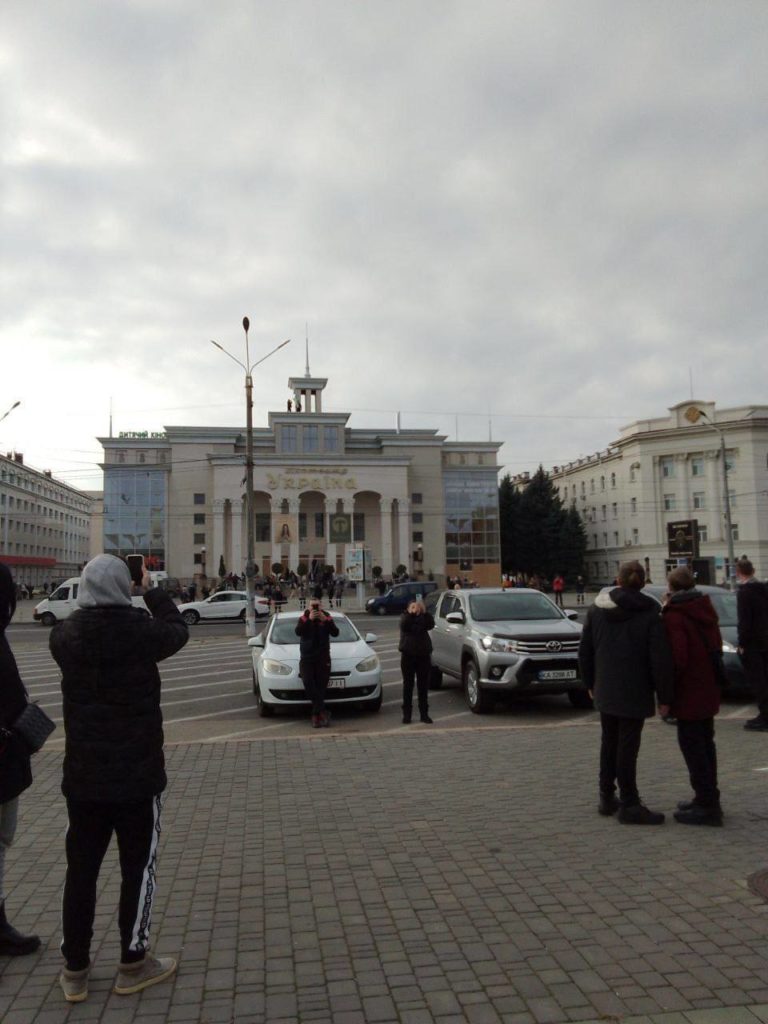 В Херсоні вивішують українські прапори і чекають ЗСУ (ФОТО) 2