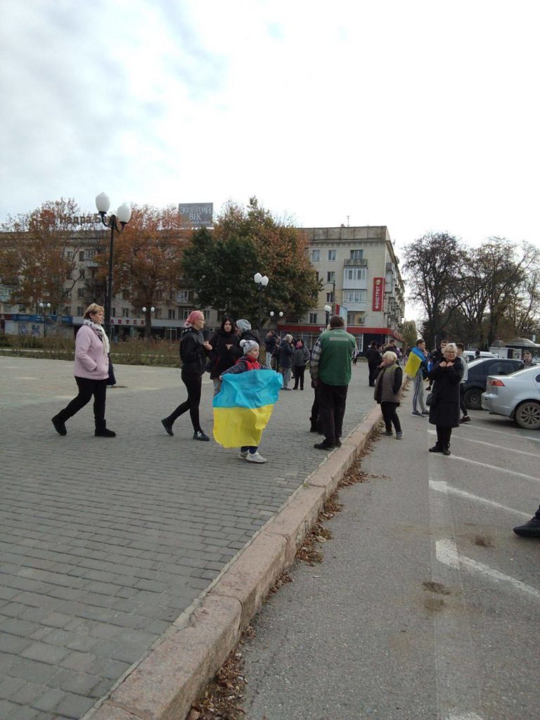 В Херсоні вивішують українські прапори і чекають ЗСУ (ФОТО) 6