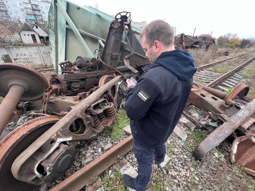 "Скоро буде поїзд до Херсону". Укрзалізниця обіцяє швидке відновлення сполучення (ФОТО) 3