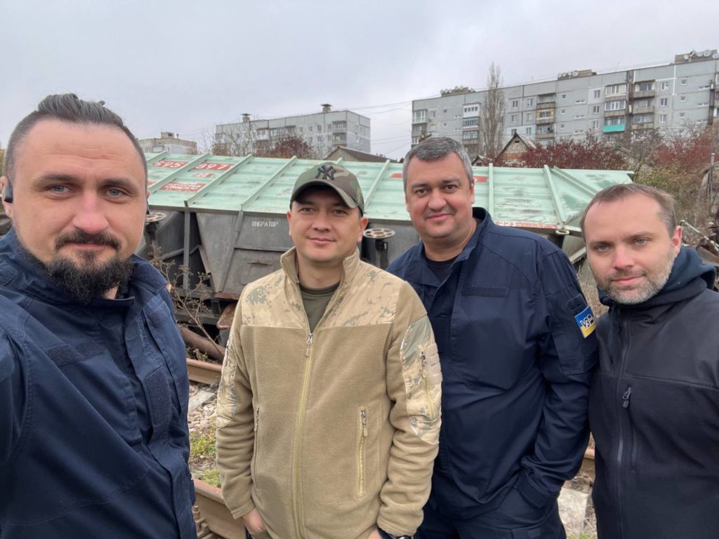 "Скоро буде поїзд до Херсону". Укрзалізниця обіцяє швидке відновлення сполучення (ФОТО) 5