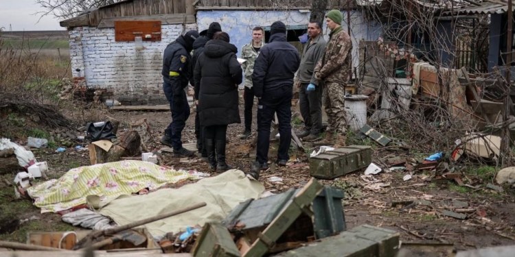 На Херсонщині окупанти застрелили чоловіка, вклавши дуло автомата йому в рот, а потім його прийомну матір (ФОТО 18+)