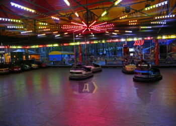 Льодова арена і море світла, а хліб продають при свічках: в Одесі, незважаючи на режим суворої економії, працює лунапарк (ФОТО)  