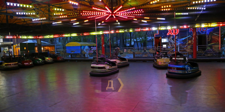 Льодова арена і море світла, а хліб продають при свічках: в Одесі, незважаючи на режим суворої економії, працює лунапарк (ФОТО)  