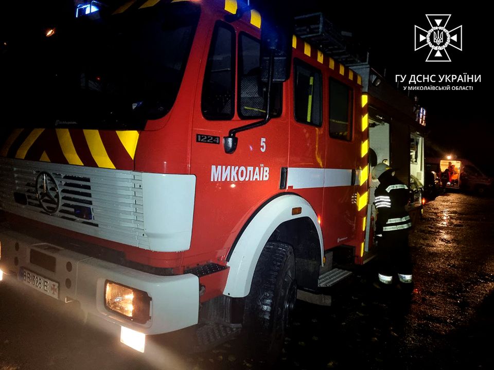 В Первомайському районі рятувальники Миколаївщини загасили пожежу гаража, в якому була автівка 16