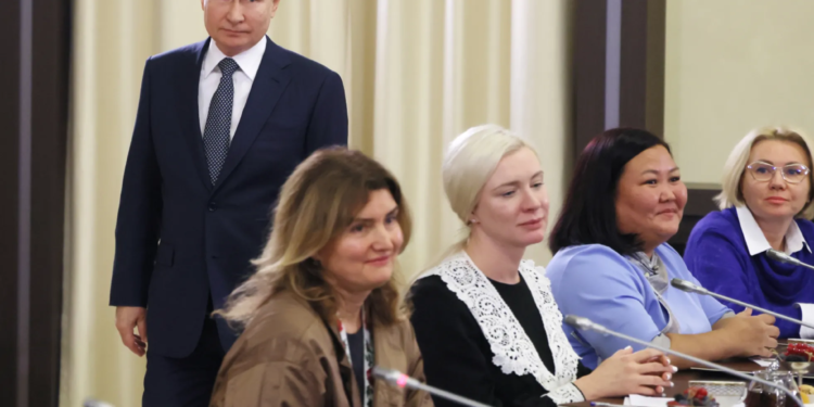 “Всі ми смертні” і “В ДТП і від горілки теж гинуть”, – що ще заявив путін нібито матерям тих, хто загинув в Україні (ВІДЕО)