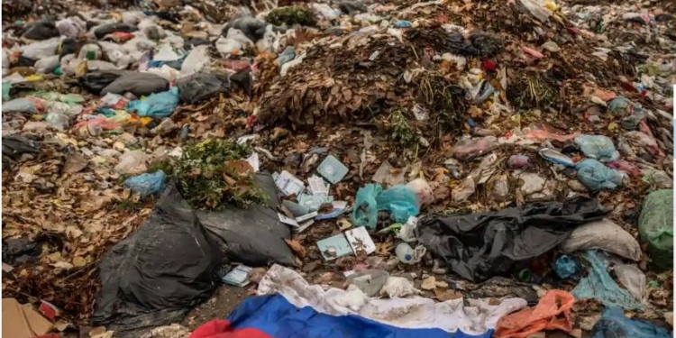 Рашисти в Херсоні вивозили трупи своїх загиблих на звалище і спалювали там, – The Guardian (ФОТО)