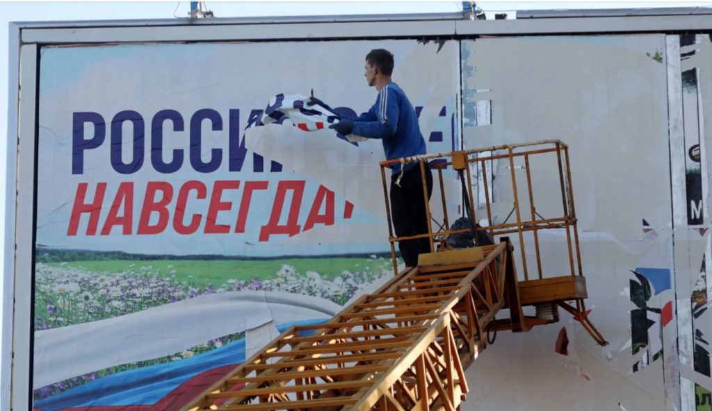 На Миколаївщині окупант хотів зняти відео, як горить «мати укропа» 1