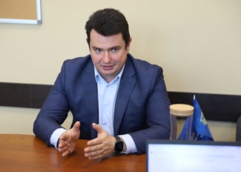 Один відомий олігарх і колишній нардеп намагався виїхати як водій фури, – Артем Ситник