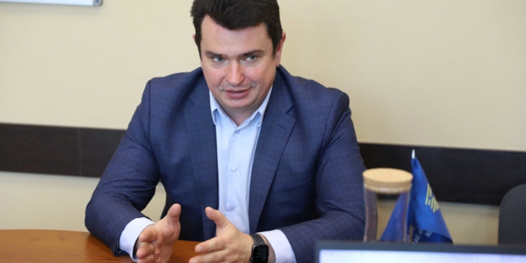 Один відомий олігарх і колишній нардеп намагався виїхати як водій фури, – Артем Ситник