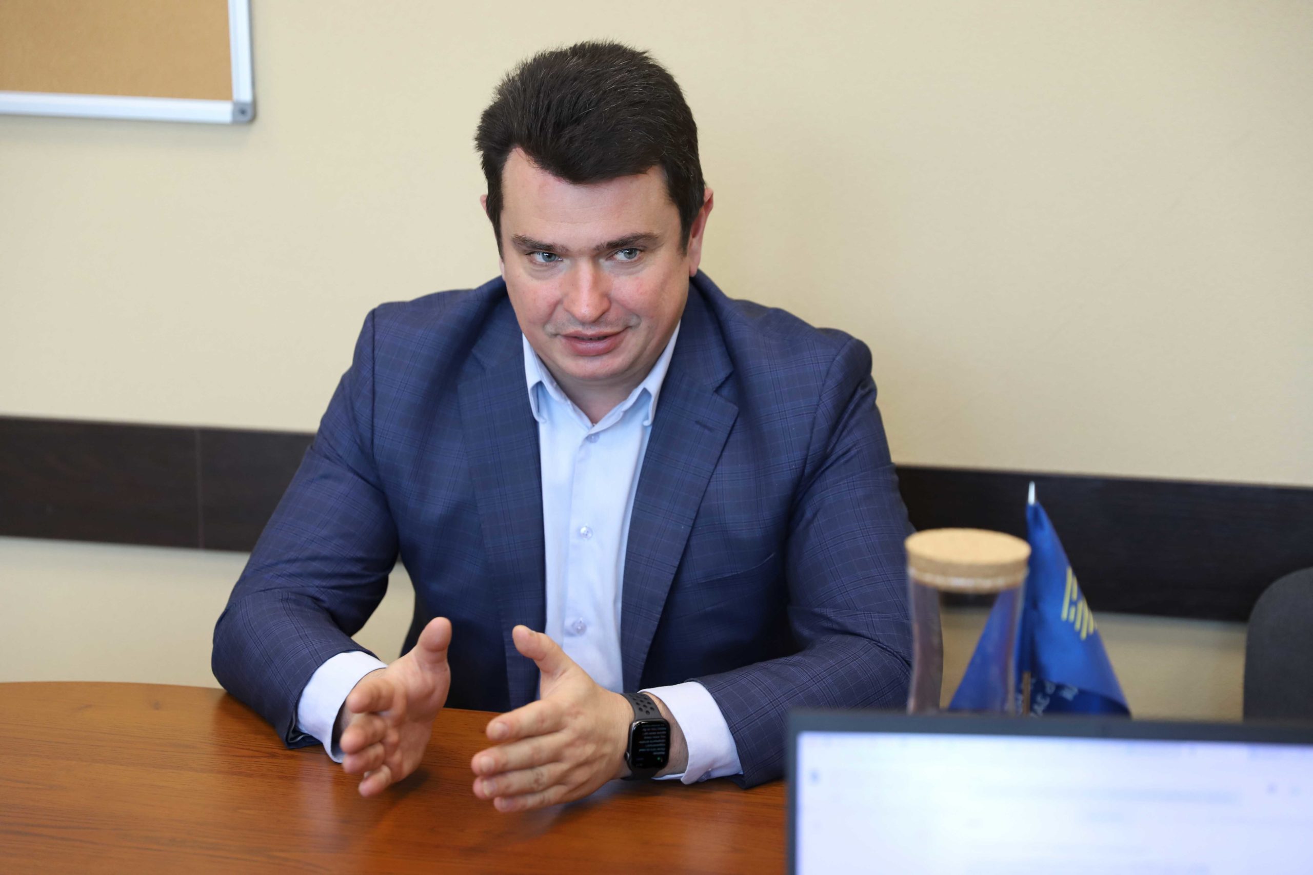 Один відомий олігарх і колишній нардеп намагався виїхати як водій фури, – Артем Ситник