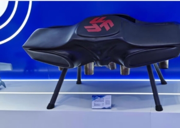 Реактивний скейтборд, який може підняти людину на висоту до 3 км, представлено в Китаї. Але є але (ФОТО)