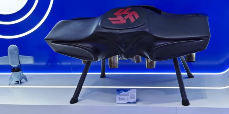 Реактивний скейтборд, який може підняти людину на висоту до 3 км, представлено в Китаї. Але є але (ФОТО)