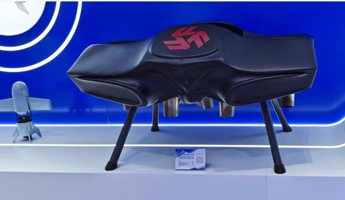 Реактивний скейтборд, який може підняти людину на висоту до 3 км, представлено в Китаї. Але є але (ФОТО)