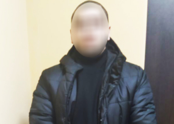 У Миколаєві 25-річний чоловік до втрати свідомості побив 40-річну жінку – його знайшли та затримали (ФОТО)