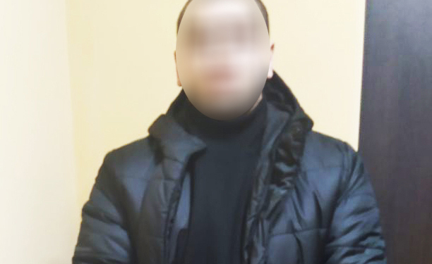 У Миколаєві 25-річний чоловік до втрати свідомості побив 40-річну жінку – його знайшли та затримали (ФОТО)