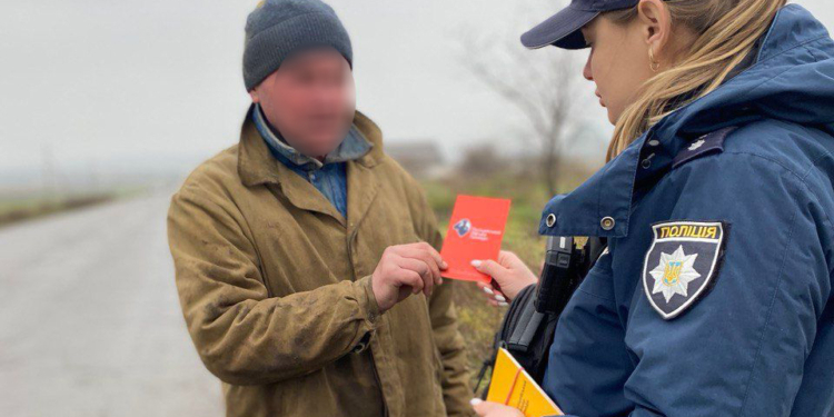 Поліцейські офіцери громад Миколаївщини вручили кривдникам жовті та червоні картки (ФОТО)