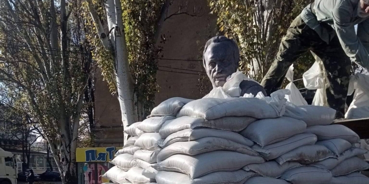 У Миколаєві захистили від ворожих обстрілів пам’ятник В’ячеславу Чорноволу (ФОТО)
