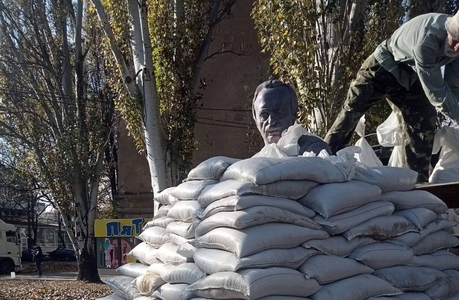 У Миколаєві захистили від ворожих обстрілів пам’ятник В’ячеславу Чорноволу (ФОТО)